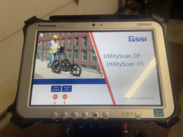 GSSI DF 300/800 MHz antenna with 4-wheel cart and tablet controller - Image 2